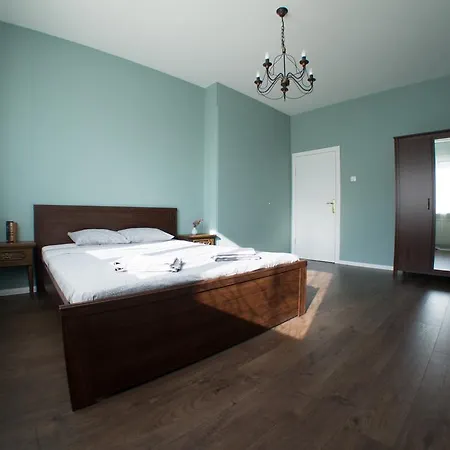 Vitosha Street 2 Bedroom Apt アパート ソフィア